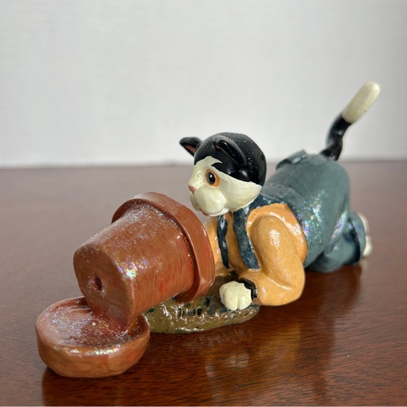 Cat digging in Flower Pot  Donna Little Kitt'in Littles by Enesco Figurine 1998 - Picture 3 of 11